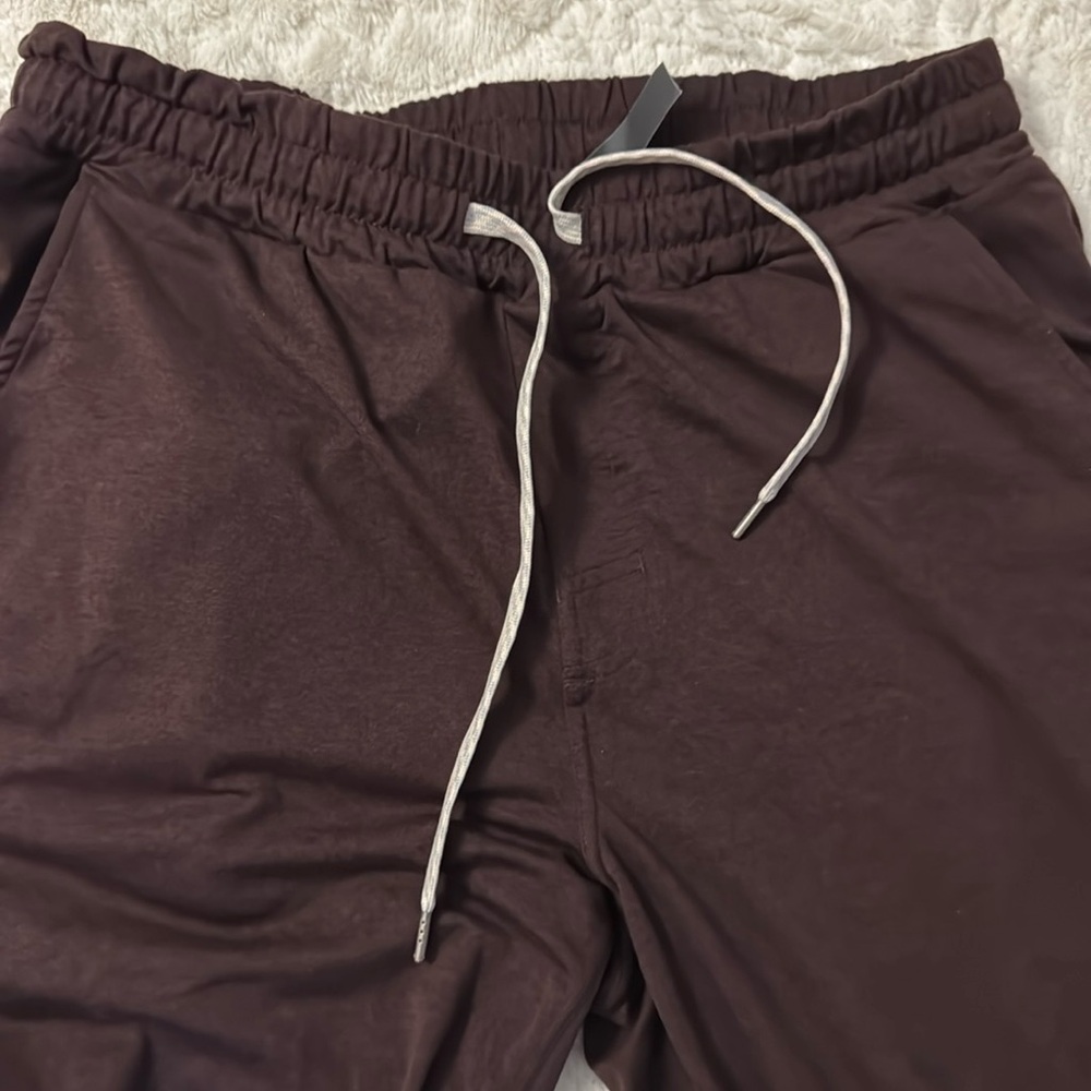 Men’s Vuori maroon pants. Size Large.
